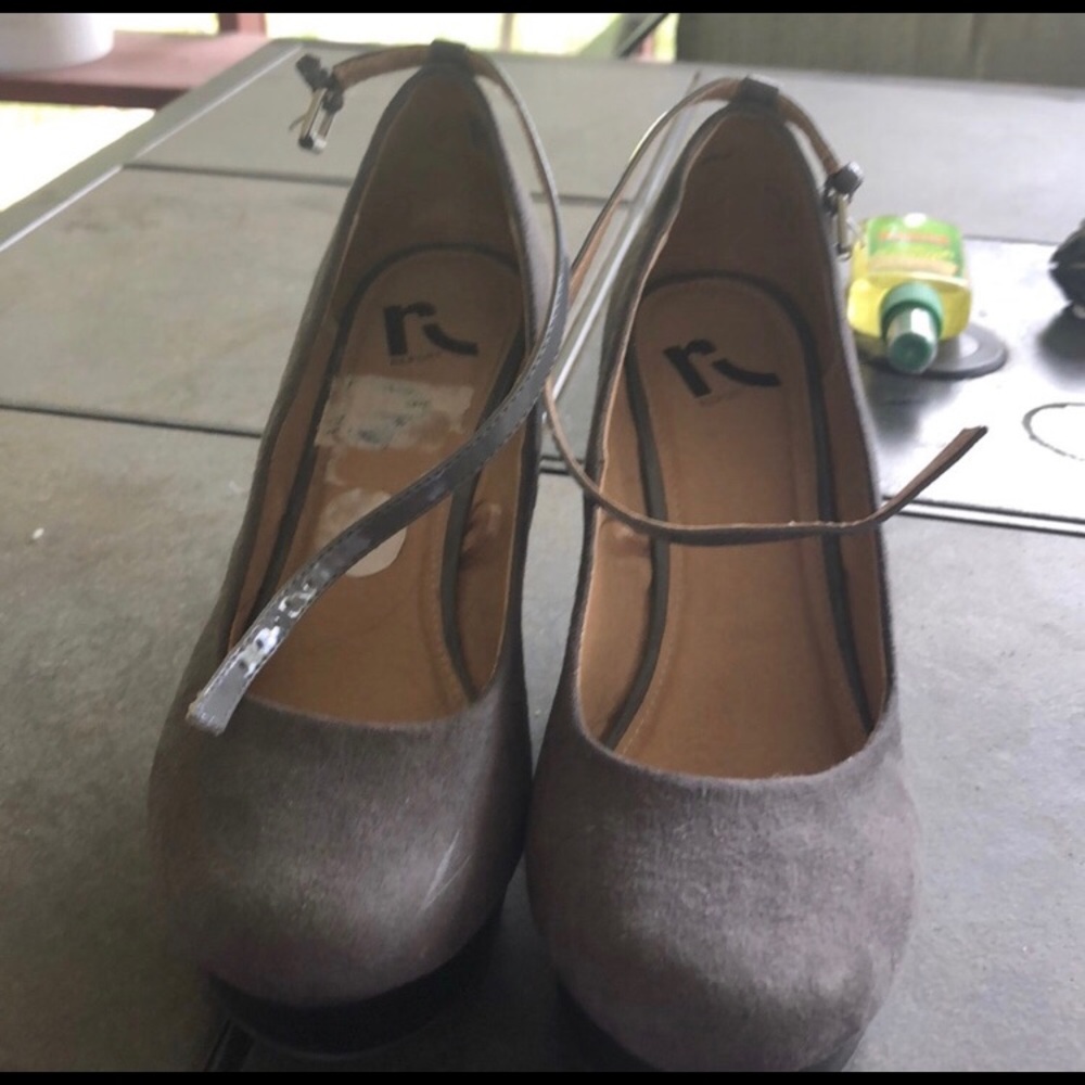 Grey wedges